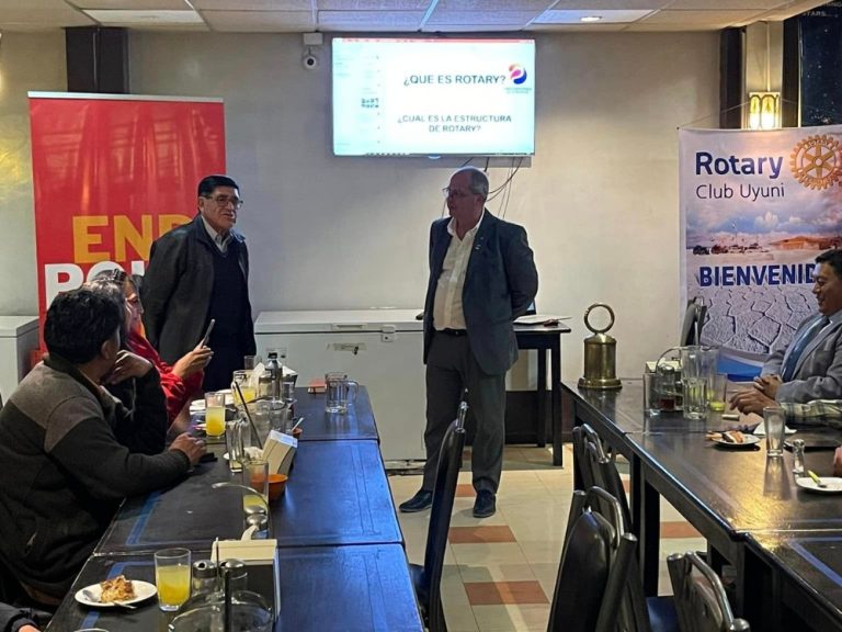 Motivando a los líderes de la Comunidad de Uyuni para la refundación del Rotary Club Uyuni